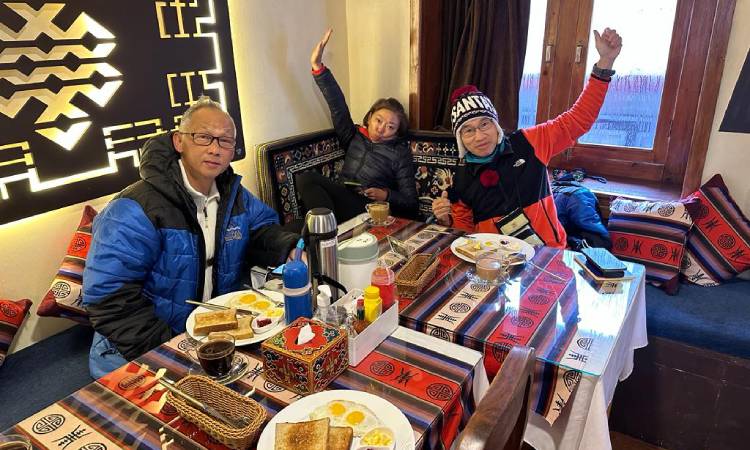 trekkers enjoying breakfast at everest trek