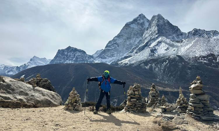 Trekker trekking the EBC and Gokyo Lake trek, Nepal hybrid trekking route