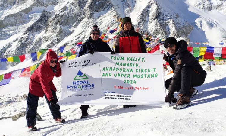 trekkers trekking to manaslu and annpurna circuit in winter